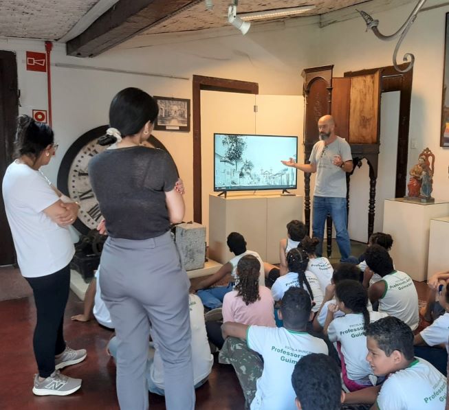 api-modulos/fotos/img/galeria_cat_culturais_493/493/13837/VISITA GUIADA POR GUSTAVO (3).jpg